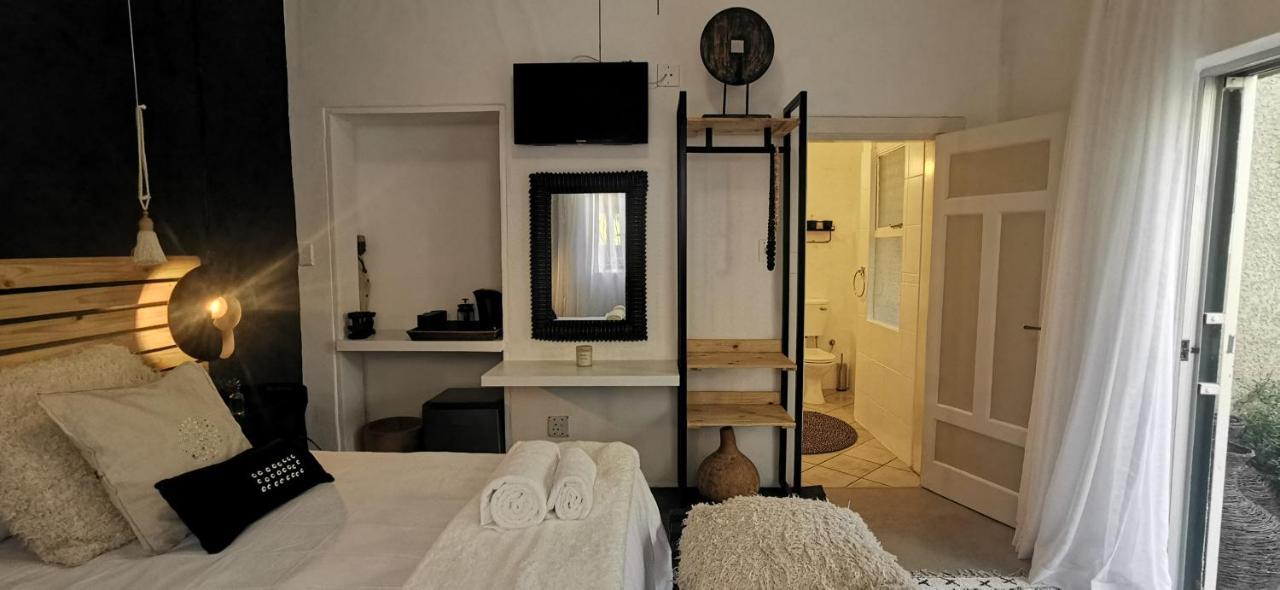 Exquisite Private Luxury Suite With King Bed At Bokmakierie Villas Windhoek Exterior photo